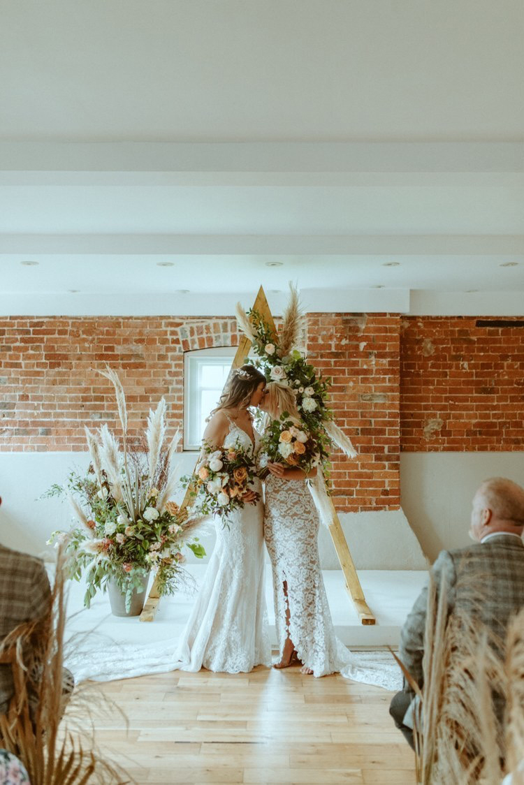 Knots and Kisses Wedding Stylist