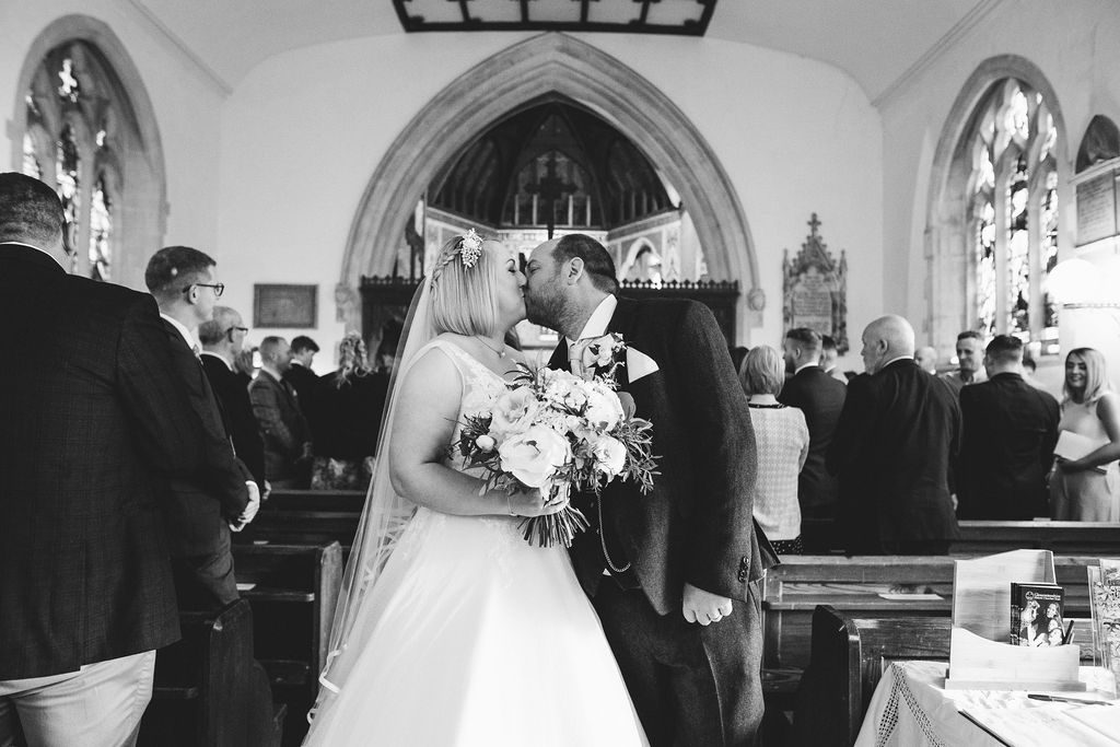 Owlpen Manor spring wedding captured by Benny Smyth Photography