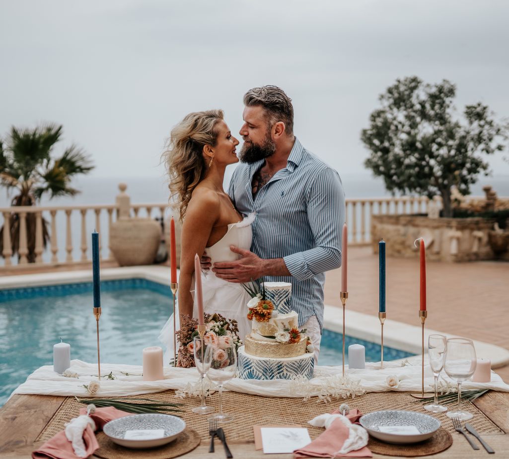 An intimate destination wedding tablescape of blues, gold and rust shades | Photography by Jessica Apps Photography