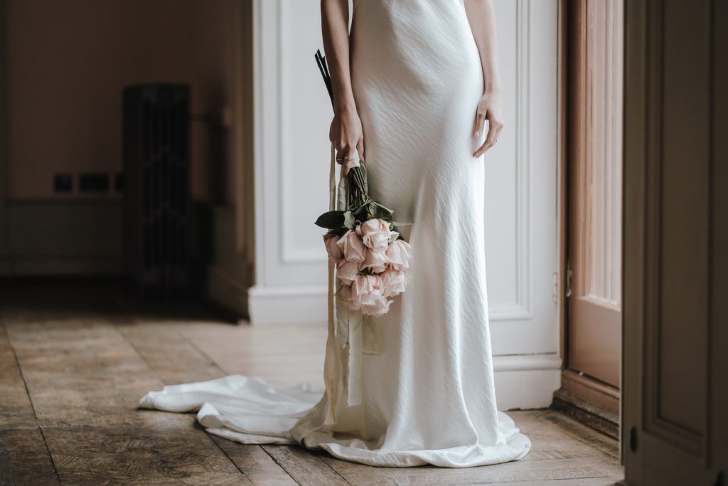 Minimalist wedding for brides at Gunnersbury Park | Emily Hudson Photography
