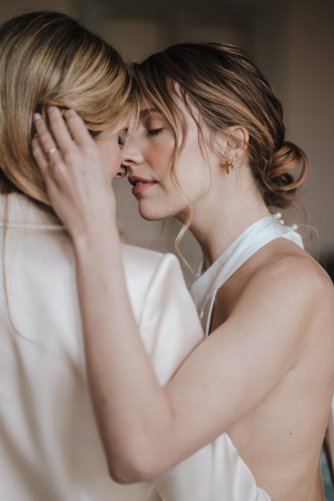 Minimalist wedding for brides at Gunnersbury Park | Emily Hudson Photography