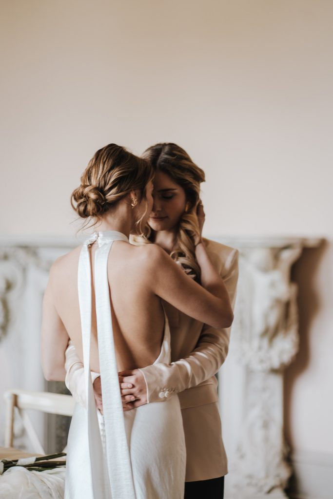 Minimalist wedding for brides at Gunnersbury Park | Emily Hudson Photography