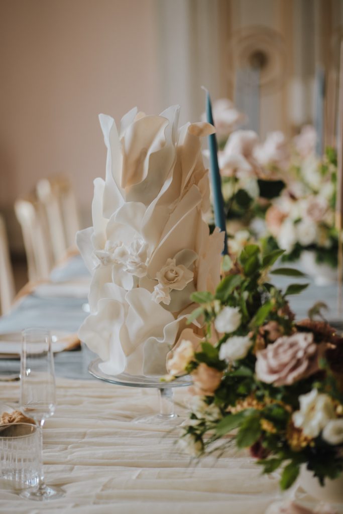 Minimalist wedding for brides at Gunnersbury Park | Emily Hudson Photography
