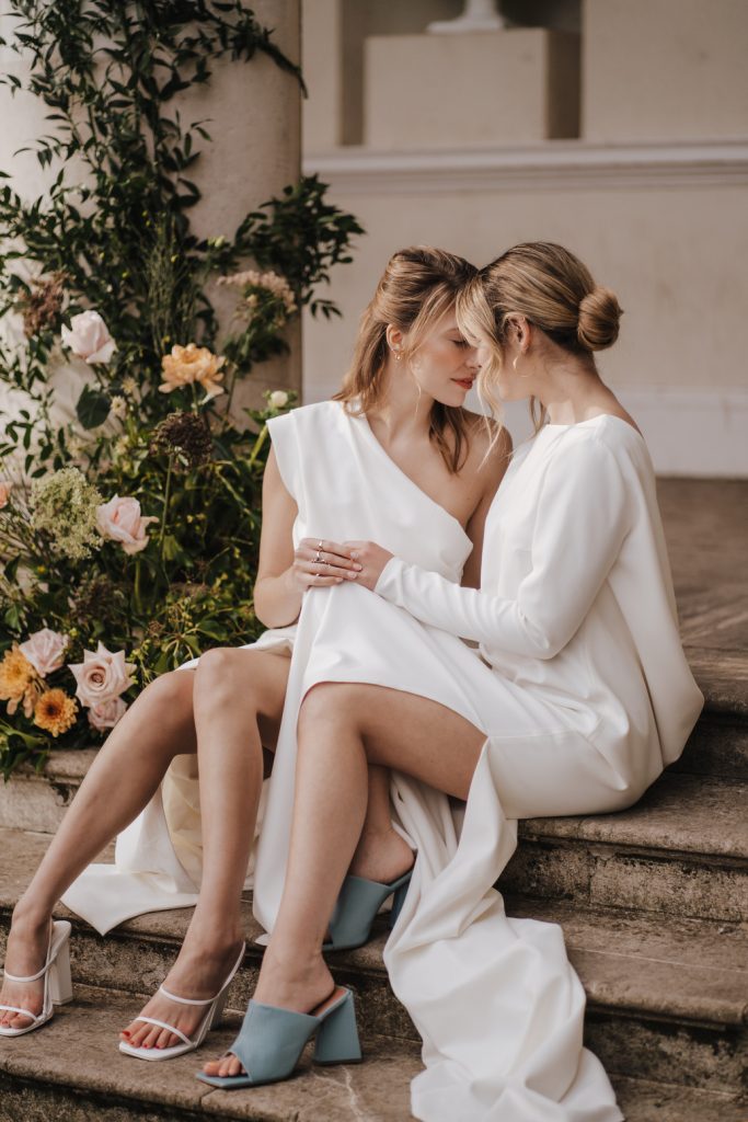 Minimalist wedding for brides at Gunnersbury Park | Emily Hudson Photography