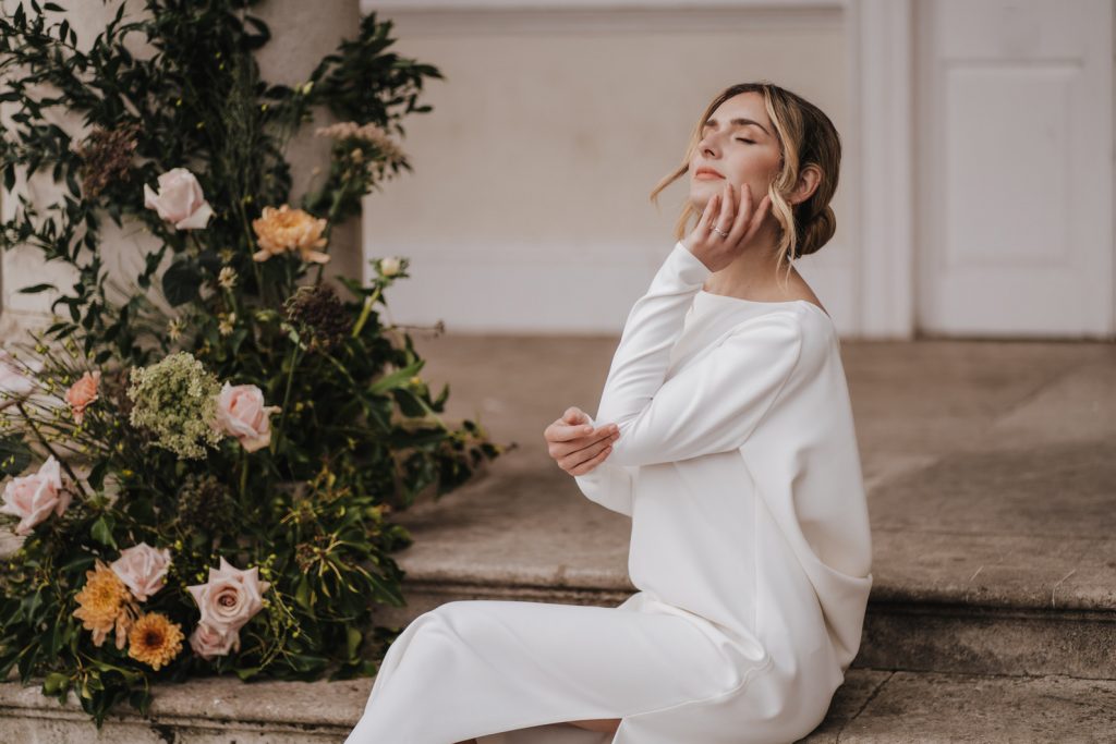 Minimalist wedding for brides at Gunnersbury Park | Emily Hudson Photography