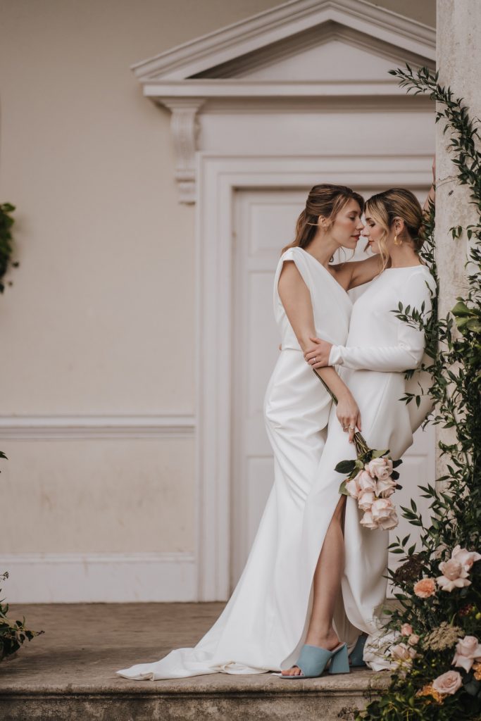Minimalist wedding for brides at Gunnersbury Park | Emily Hudson Photography