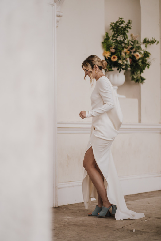 Minimalist wedding for brides at Gunnersbury Park | Emily Hudson Photography