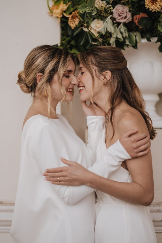 Minimalist wedding for brides at Gunnersbury Park | Emily Hudson Photography
