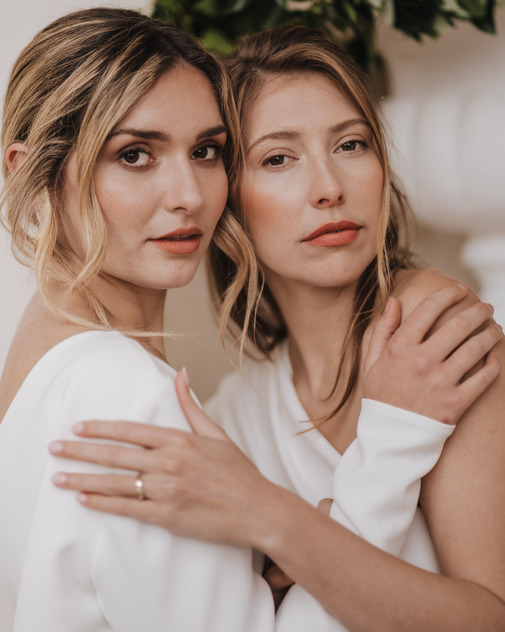 Minimalist wedding for brides at Gunnersbury Park | Emily Hudson Photography