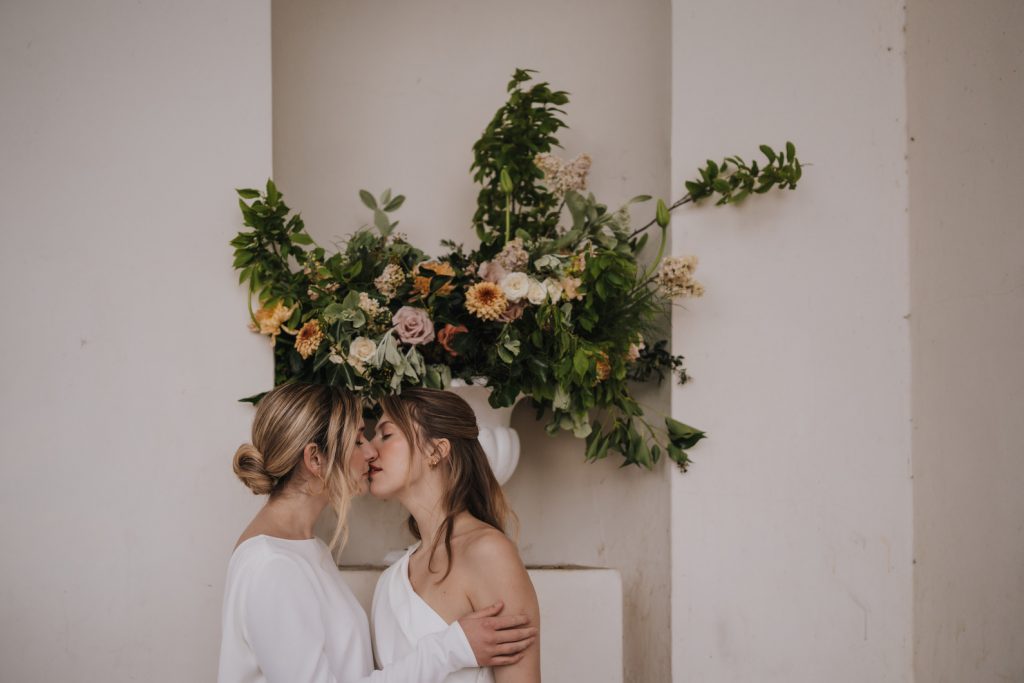 Minimalist wedding for brides at Gunnersbury Park | Emily Hudson Photography