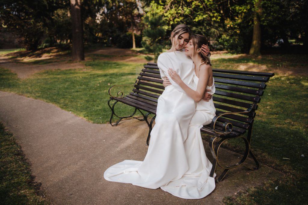 Minimalist wedding for brides at Gunnersbury Park | Emily Hudson Photography