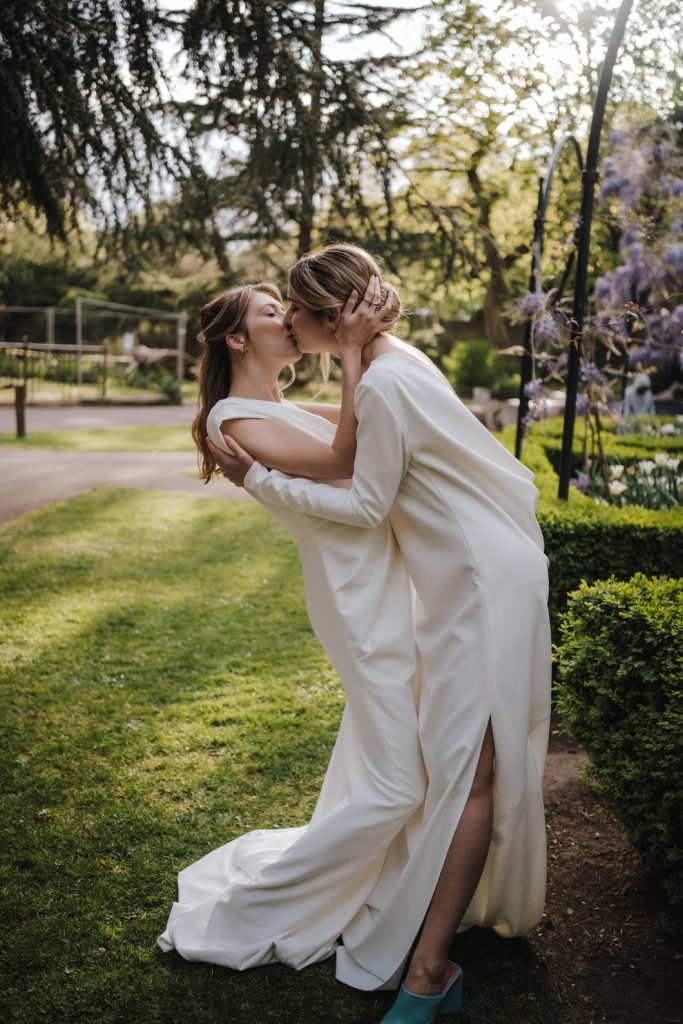 Minimalist wedding for brides at Gunnersbury Park | Emily Hudson Photography