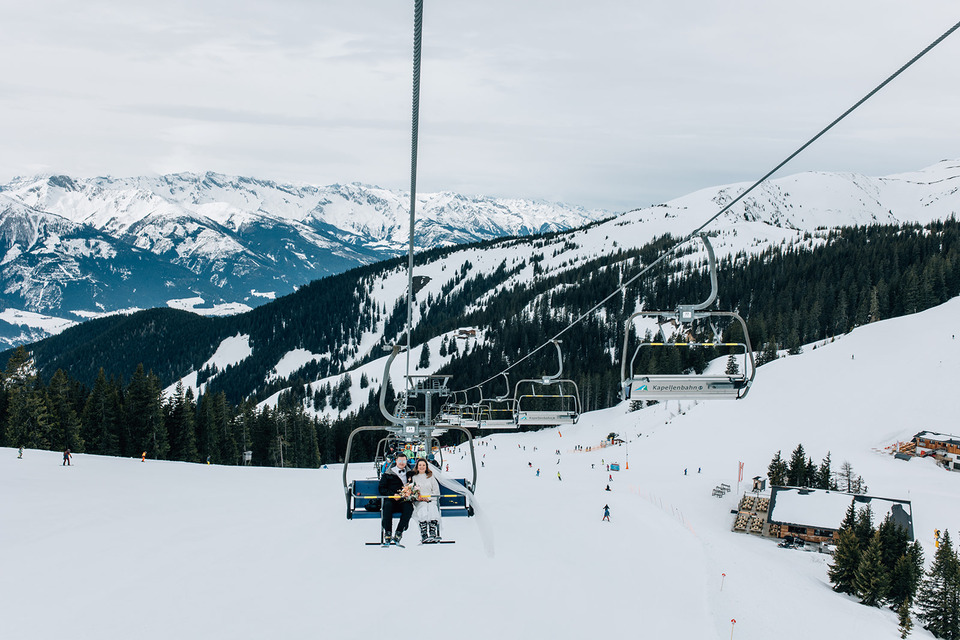 An Austrian ski elopement for an adventurous wedding couple captured by Maria Madison Photographer
