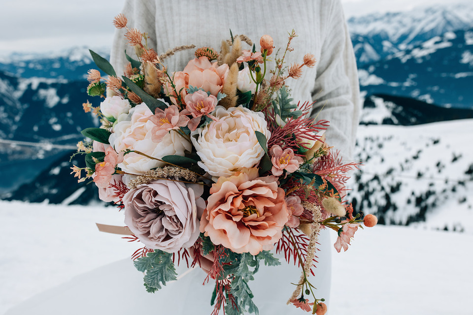 An Austrian ski elopement for an adventurous wedding couple captured by Maria Madison Photographer