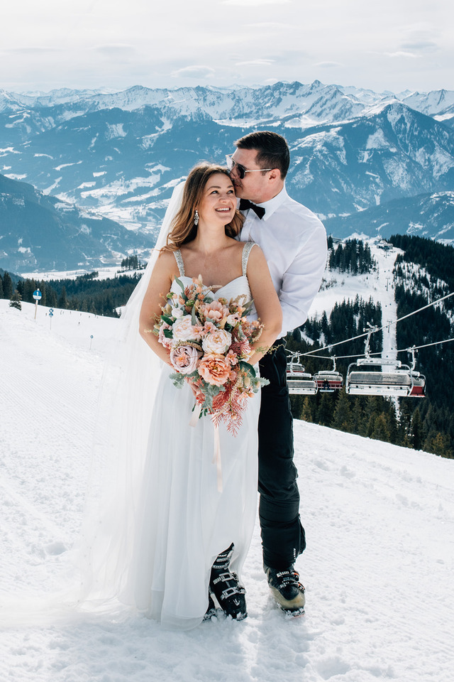Austrian ski elopement for adventurous wedding couple | Maria Madison Photographer