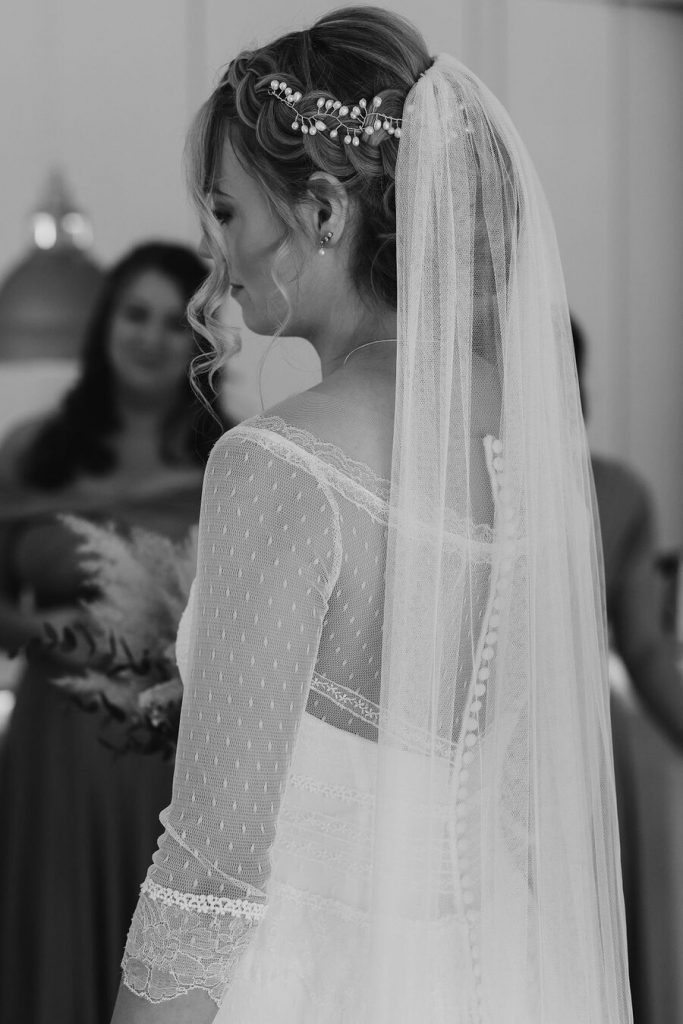 An untraditional vintage style wedding dress for Caera at Brickhouse Vineyard | Photography by Beth Wilson