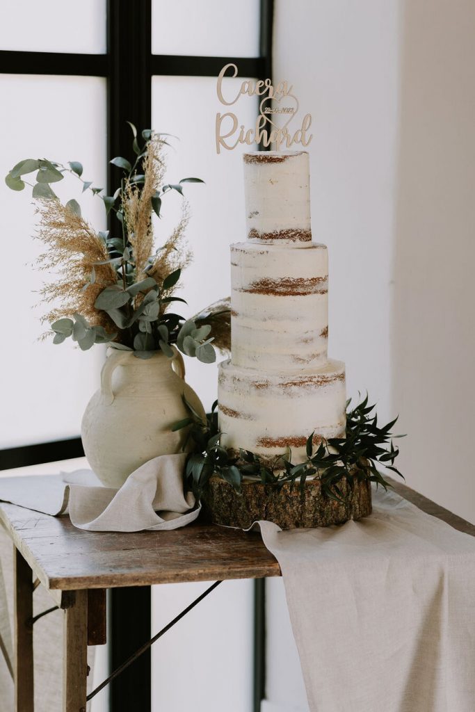 A warm, neutral colour palette with hints of wood, elevated with wildflowers and pampas