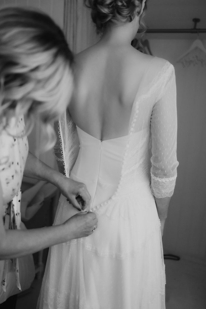 An untraditional vintage style wedding dress for Caera at Brickhouse Vineyard | Photography by Beth Wilson