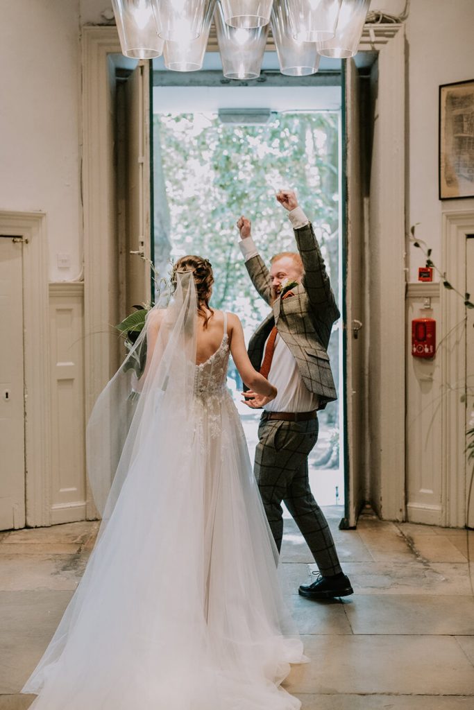 A cool, relaxed London wedding with Crodoughs and coffee | UK Wedding Blog | Love Story Inspiration