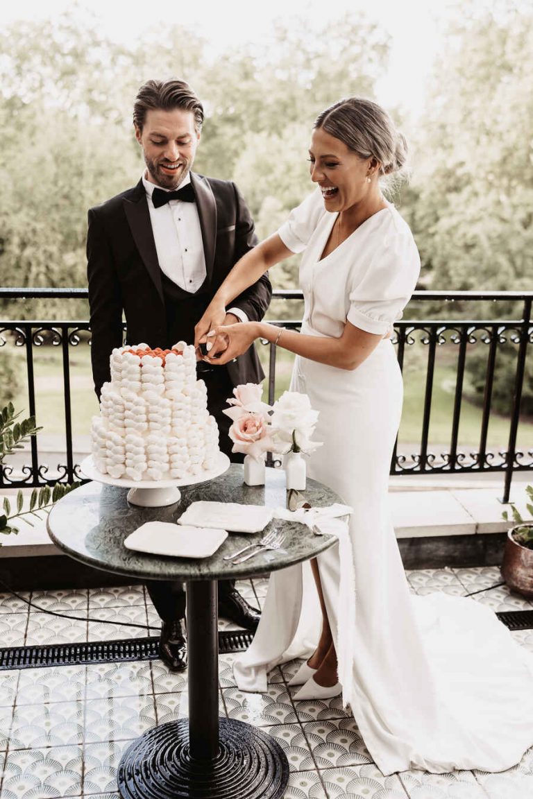 An elegant summer city wedding at Pavilion Club Knightsbridge and a bride in BON BRIDÉ