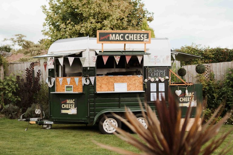A summer garden party wedding | Faye Wilde Photography