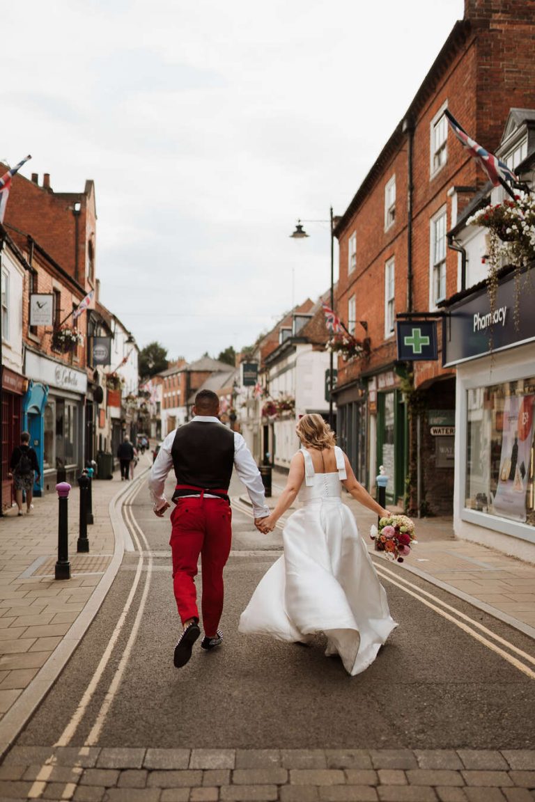 A summer garden party wedding | Faye Wilde Photography