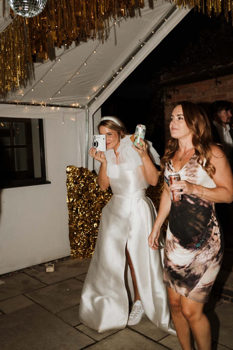 A summer garden party wedding | Faye Wilde Photography