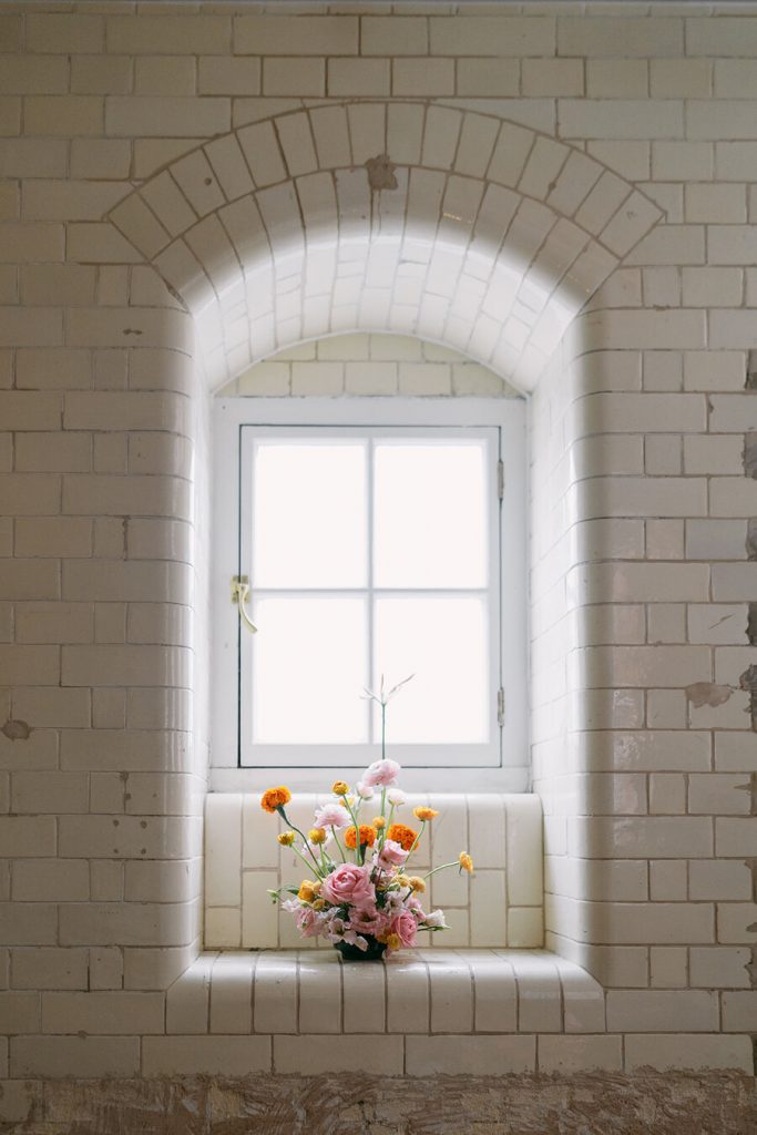 Colourful wedding scenes at an intimate London wedding with a playful Spring palette | Lynn Shapiro Photography